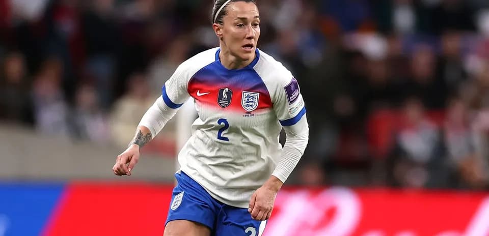 Futbolchi maydonda harakatda, England formasi kiygan