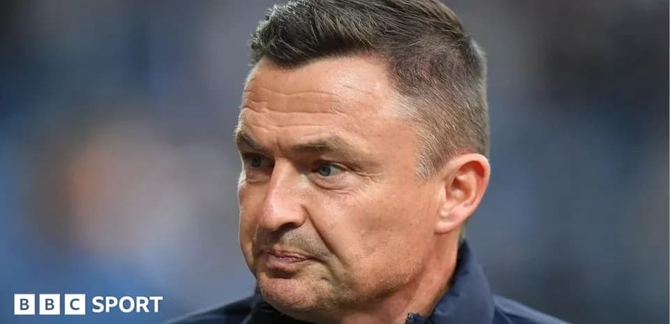 Trener stadionda intervyu berayotgan ko'rinishda