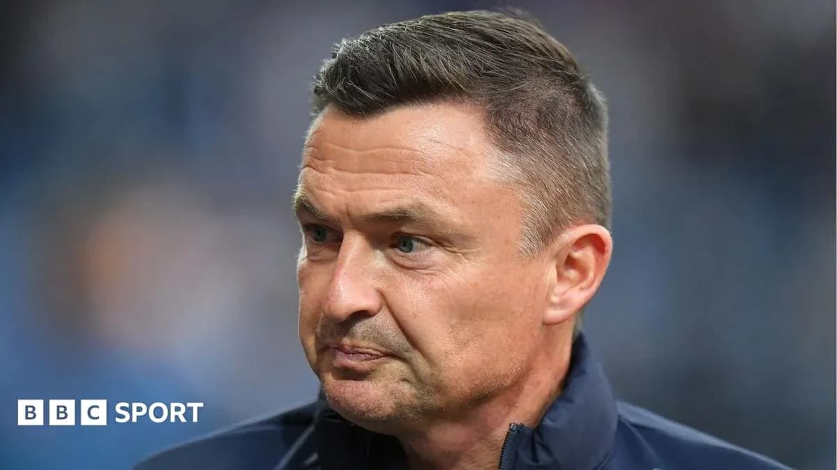 Trener stadionda intervyu berayotgan ko'rinishda