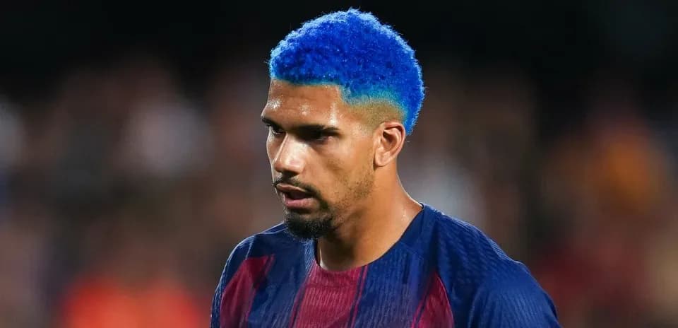 Futbolchi Barcelona formasida, ko'k sochli o'yinchi