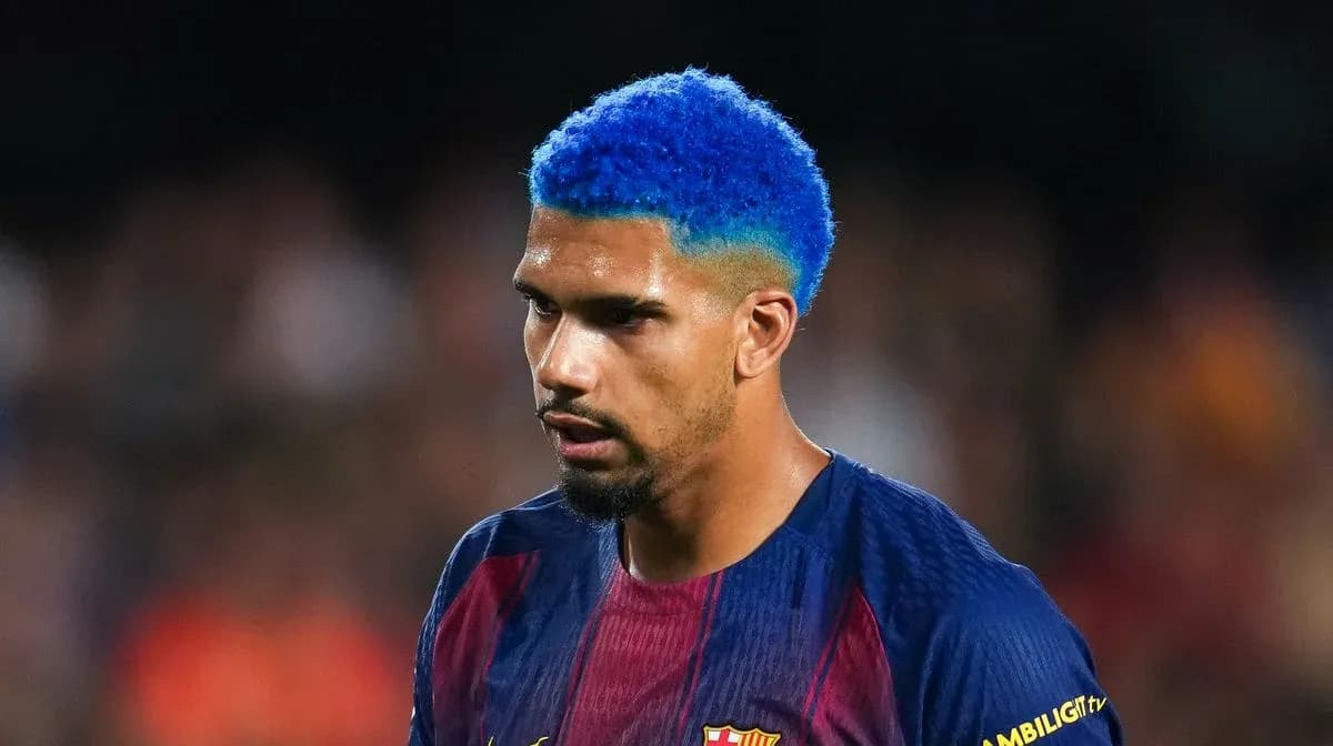 Futbolchi Barcelona formasida, ko'k sochli o'yinchi