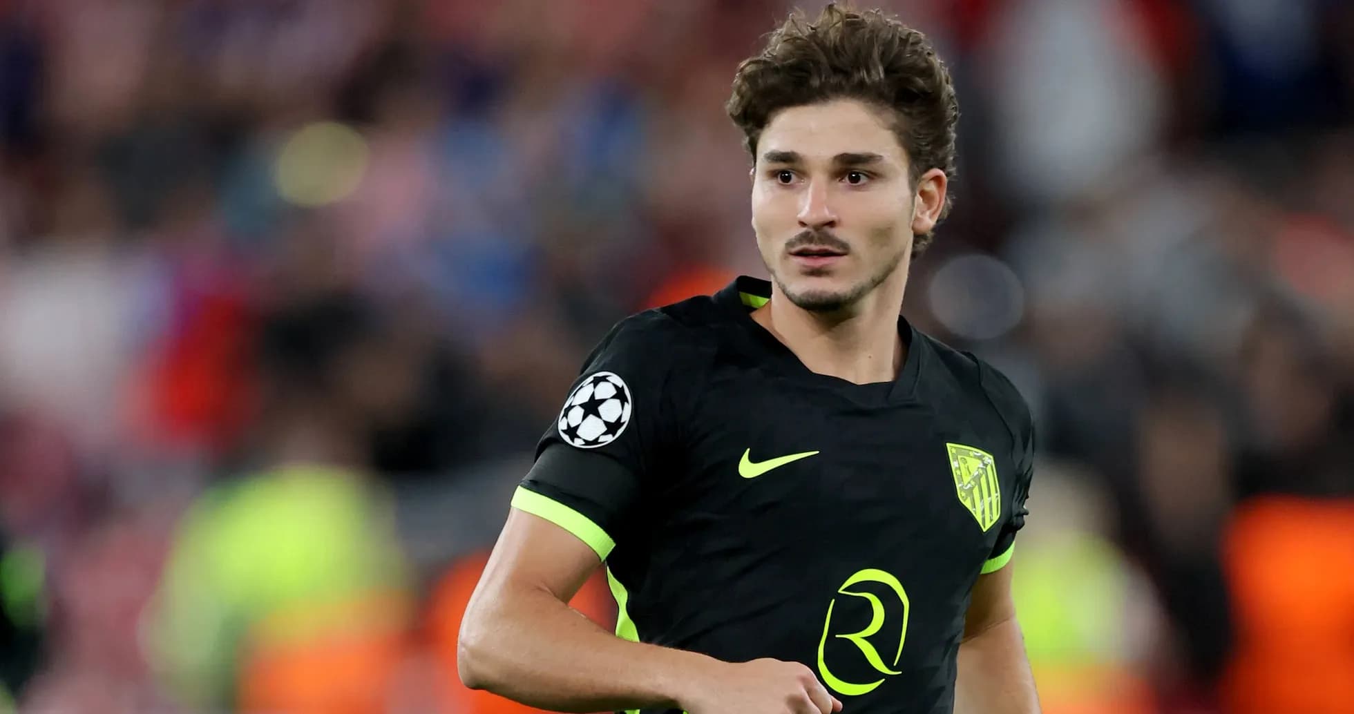 Futbolchi o'yin davomida maydonda harakatlanmoqda