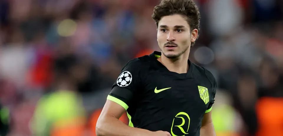 Futbolchi o'yin davomida maydonda harakatlanmoqda