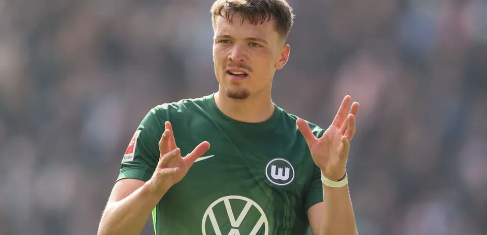 Futbolchi maydonda raqobatlashayotgan paytda