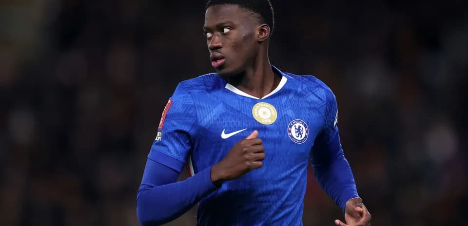 Futbolchi Chelsea formasida harakatda