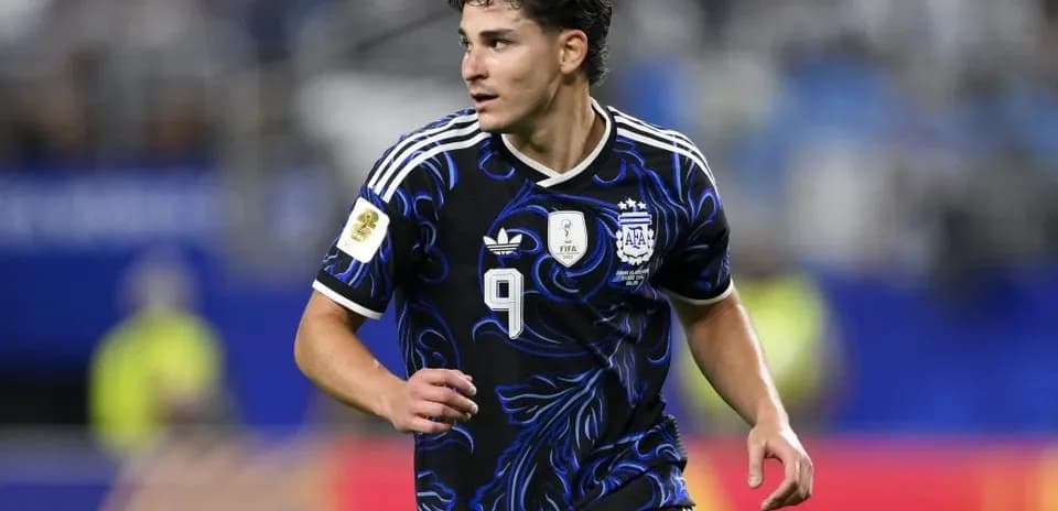 Futbolchi o'yin davomida harakatda