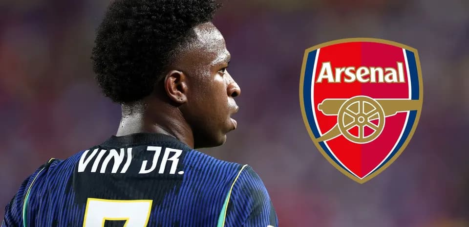 Futbolchi Vini Jr. Arsenal logosi oldida
