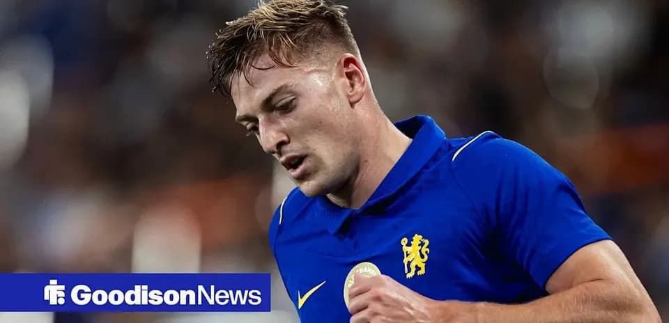Futbolchi Chelsea formasida maydonda harakatda