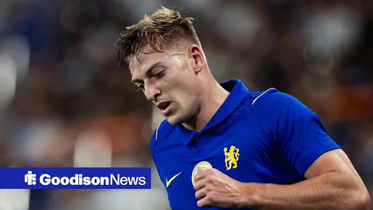 Futbolchi Chelsea formasida maydonda harakatda