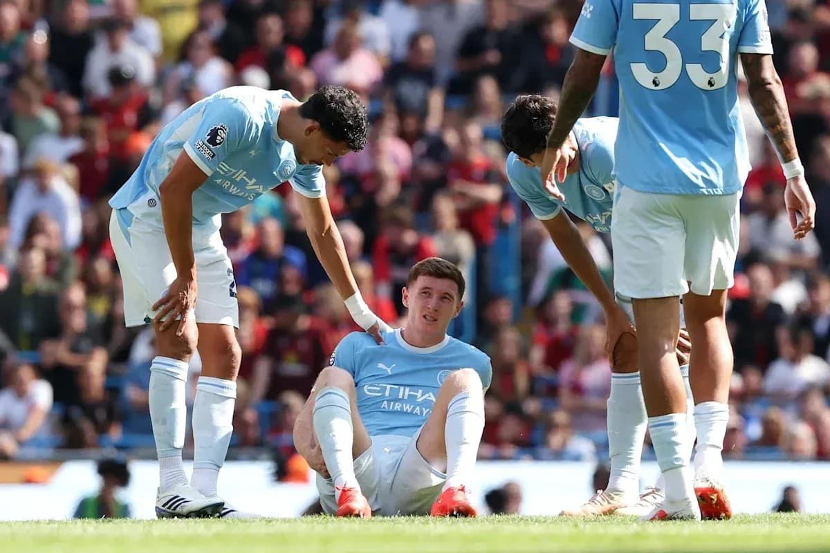 Manchester City players assisting injured teammate on pitch