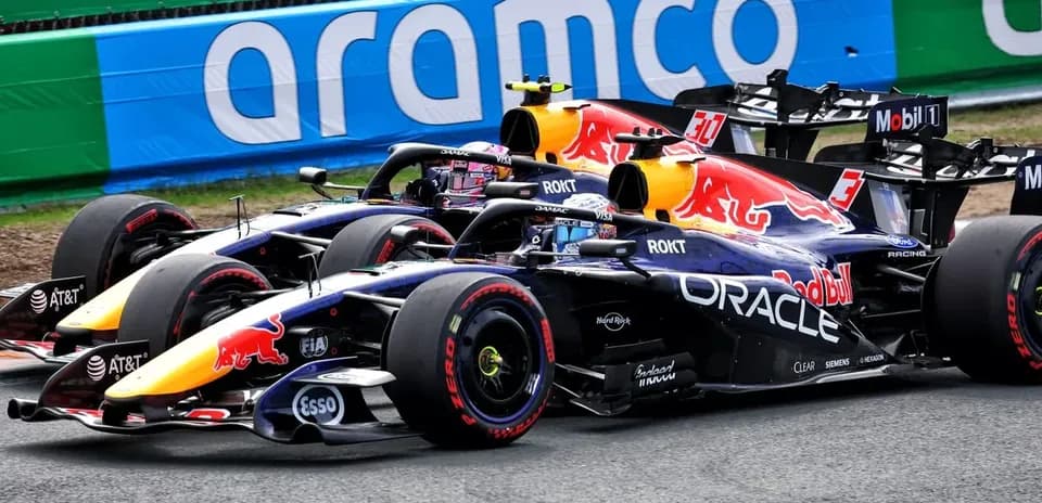 Ikkita Red Bull Formula 1 mashinasi bir-biriga yaqin o'tmoqda