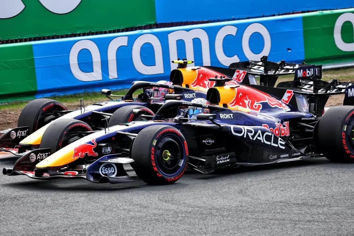 Ikkita Red Bull Formula 1 mashinasi bir-biriga yaqin o'tmoqda