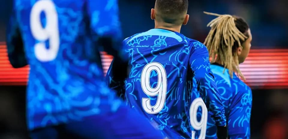 Futbolchilar 9 raqamli ko'ylakda maydonda