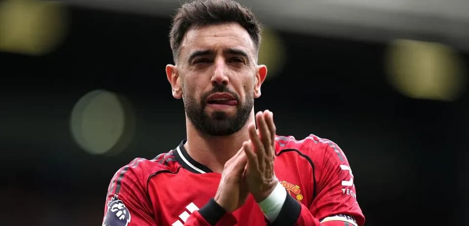 Futbolchi muhlislar bilan salomlashmoqda