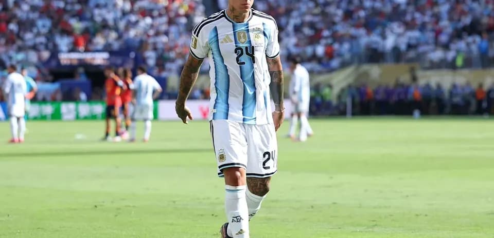 Futbolchi Argentina maydoni bo'ylab yurib bormoqda