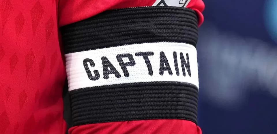 Kapitanning belgisini ko'rsatgan futbol jamoasi formasining qo'li
