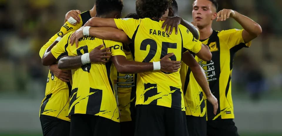Futbolchilar gollarni nishonlayotgan payt