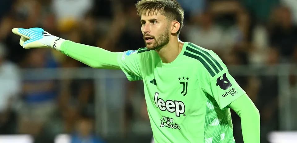 Juventus goalkeeper directing players during match