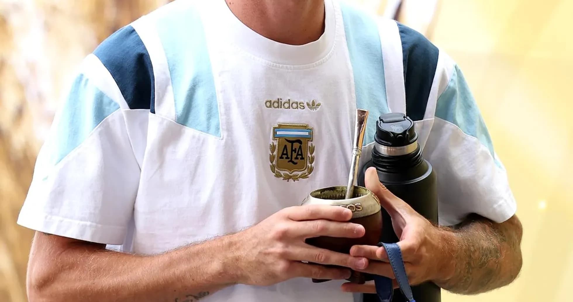 Futbolchi Argentina formasi va ichimlik bilan