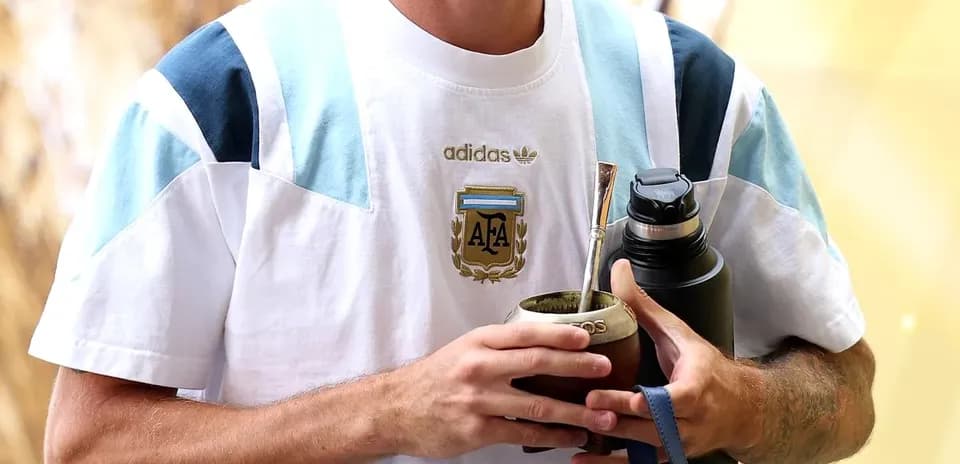 Futbolchi Argentina formasi va ichimlik bilan