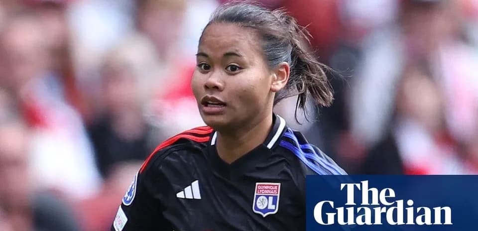 Futbolchi maydonda to'p bilan harakatda