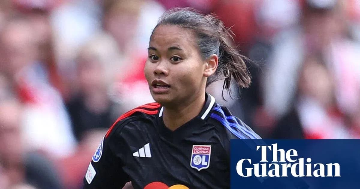 Futbolchi maydonda to'p bilan harakatda