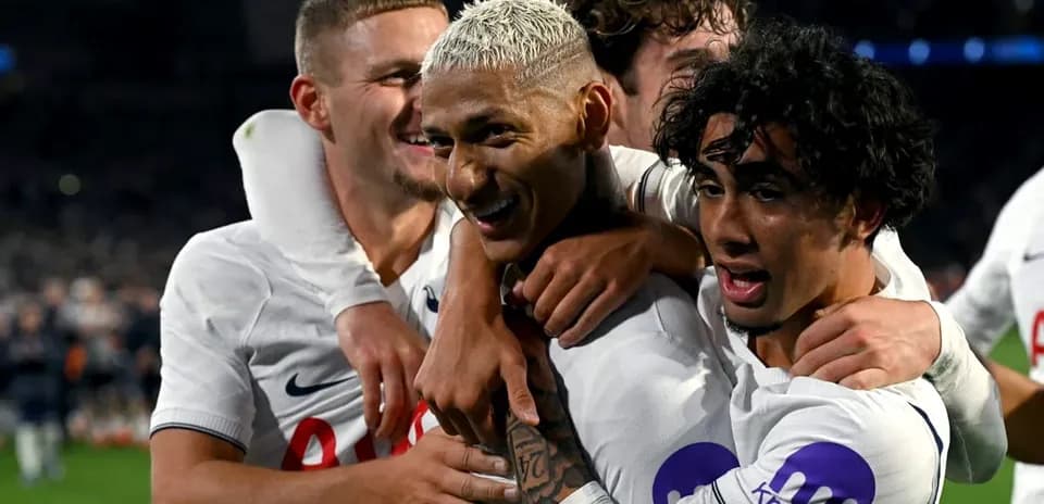 Futbolchilar gollaridan so'ng bir-birlarini quchoqlamoqda