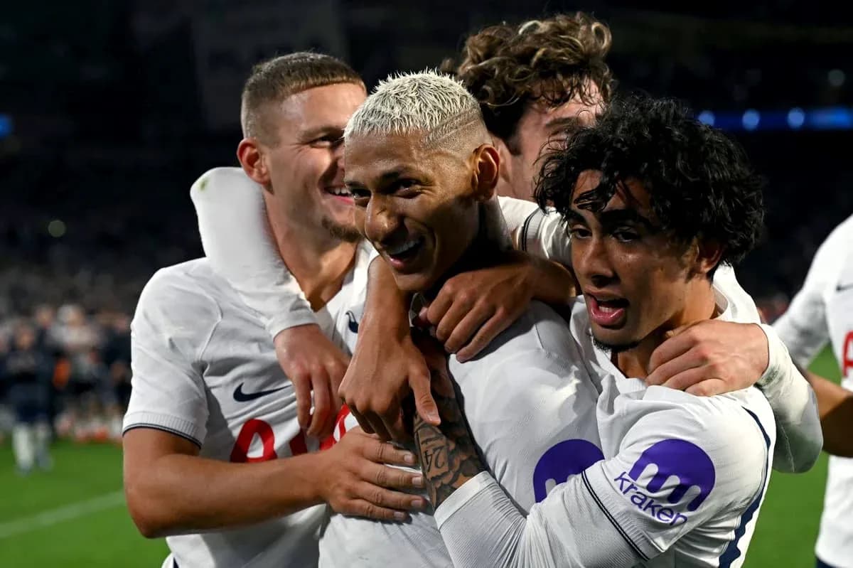 Futbolchilar gollaridan so'ng bir-birlarini quchoqlamoqda
