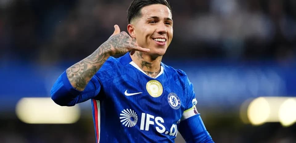 Futbolchi Chelsea formasida qulfini ko'rsatmoqda