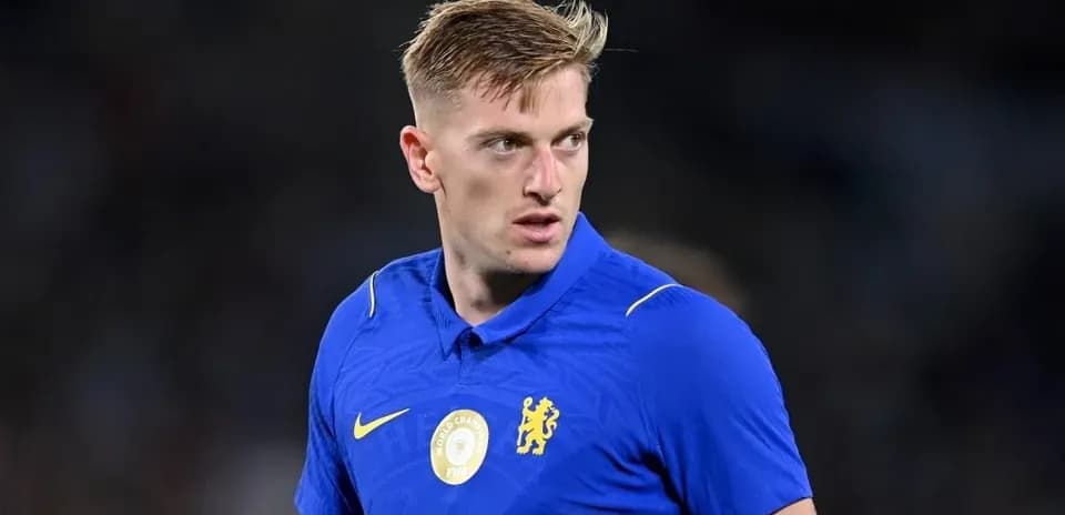 Futbolchi ko'k formada maydonda turibdi