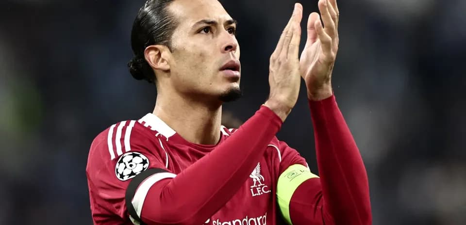 Futbolchi jamoa oldida qo'l chalqalayotgan
