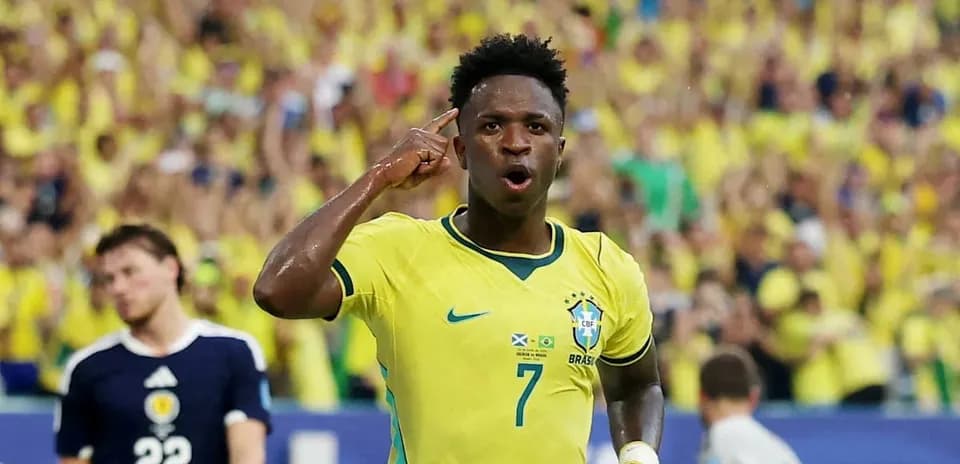Braziliyalik futbolchi gol urganidan keyin nishonlamoqda