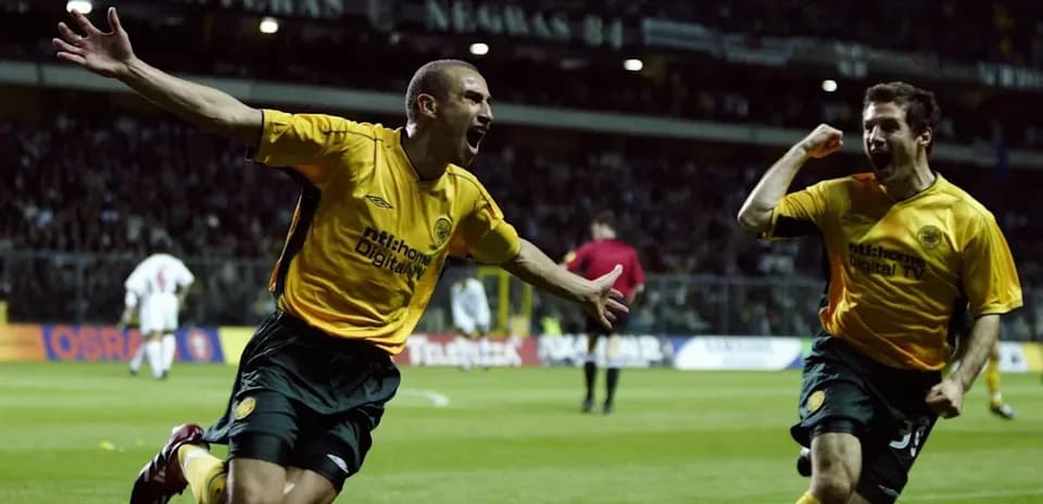 Ikkita futbolchi gol urishdan keyin nishonlayapti