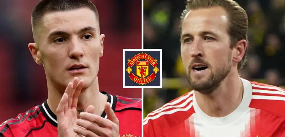 Ikkita futbolchi Manchester United logosi bilan