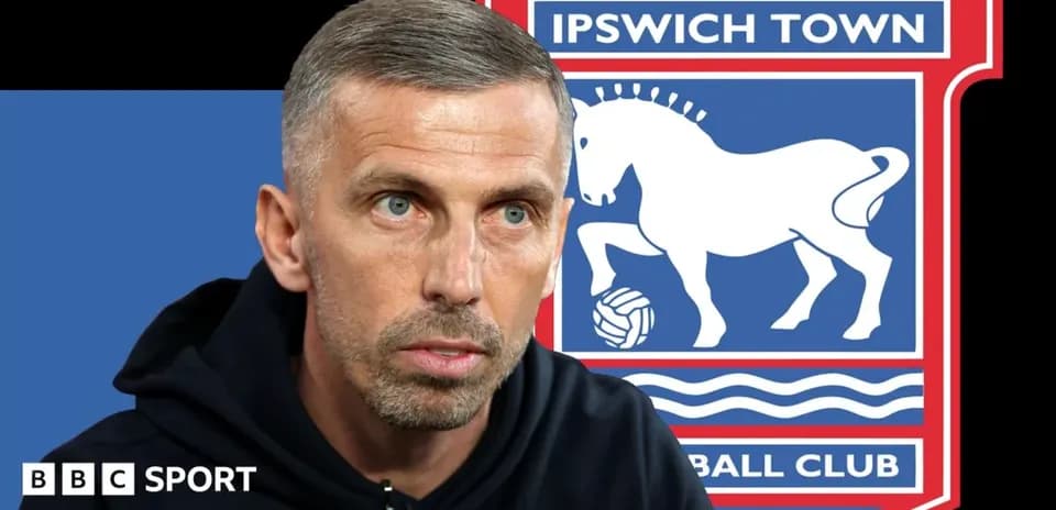 Menejer Ipswich Town klubining logosi bilan intervyu