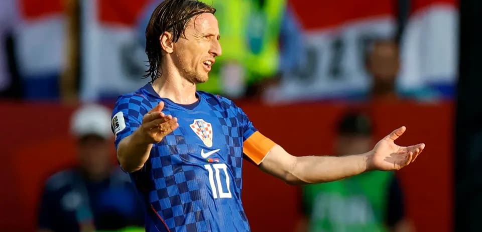 Futbolchi maydonda qo'l harakatlari bilan gapiryapti
