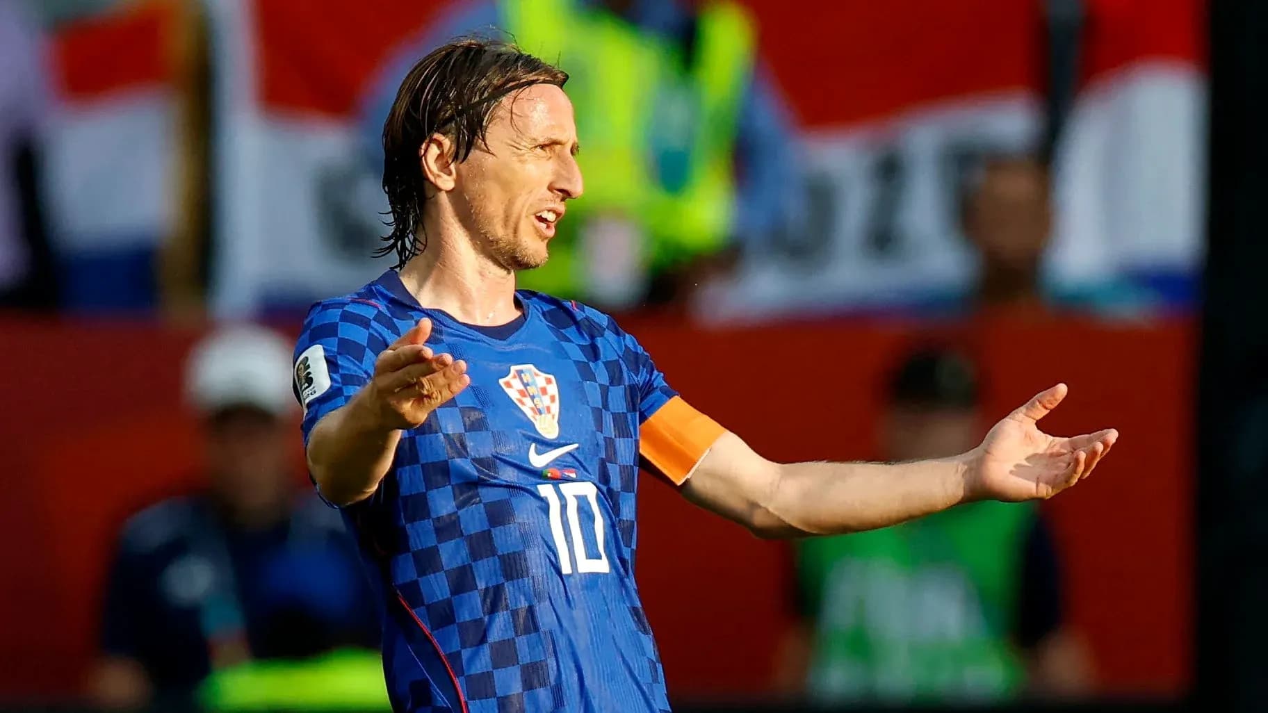 Futbolchi maydonda qo'l harakatlari bilan gapiryapti