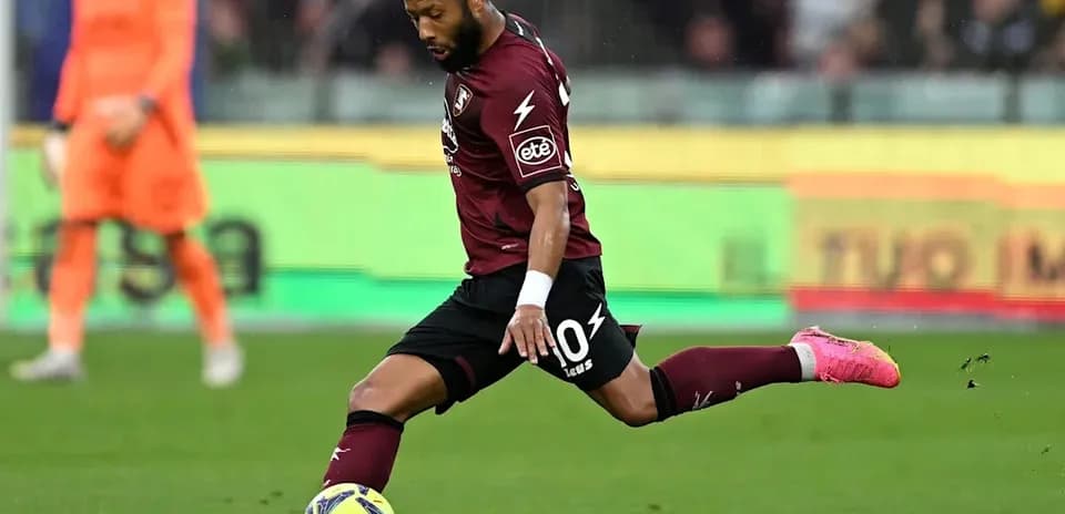 Futbolchi to'pni zarba berayotgan payti