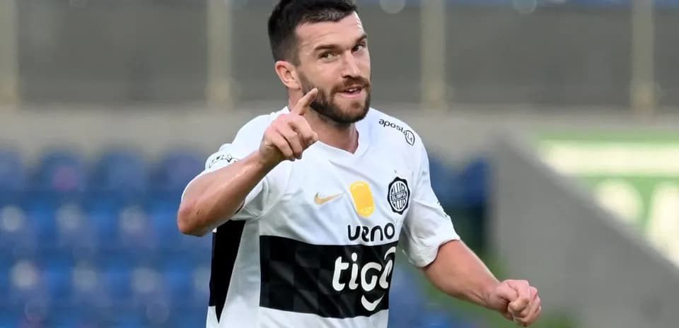 Futbolchi gol urishidan keyin xursandlik bildiradi