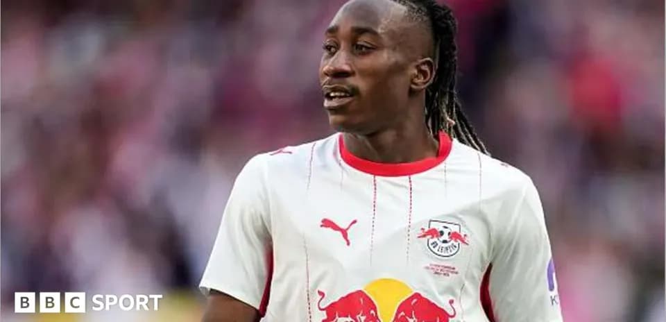 Futbolchi maydonda harakatda, RB Leipzig formasida