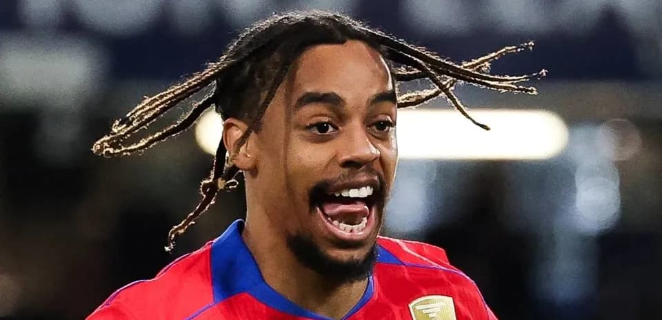 Futbolchi to'g'ri qizil forma kiygan