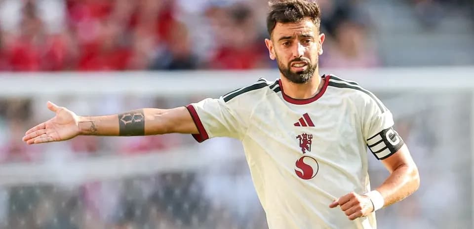 Futbolchi maydonda jamoasiga ko'rsatma berayotgan