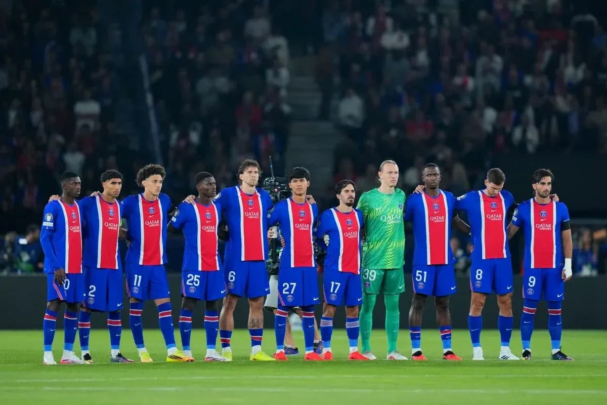 PSG players standing in line before the match