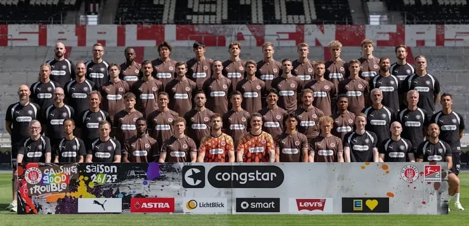 St. Pauli team photo with sponsors and players
