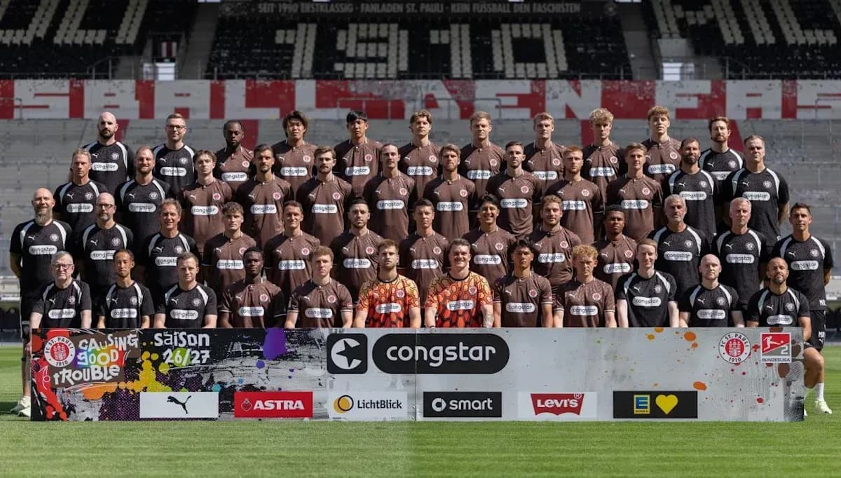 St. Pauli team photo with sponsors and players