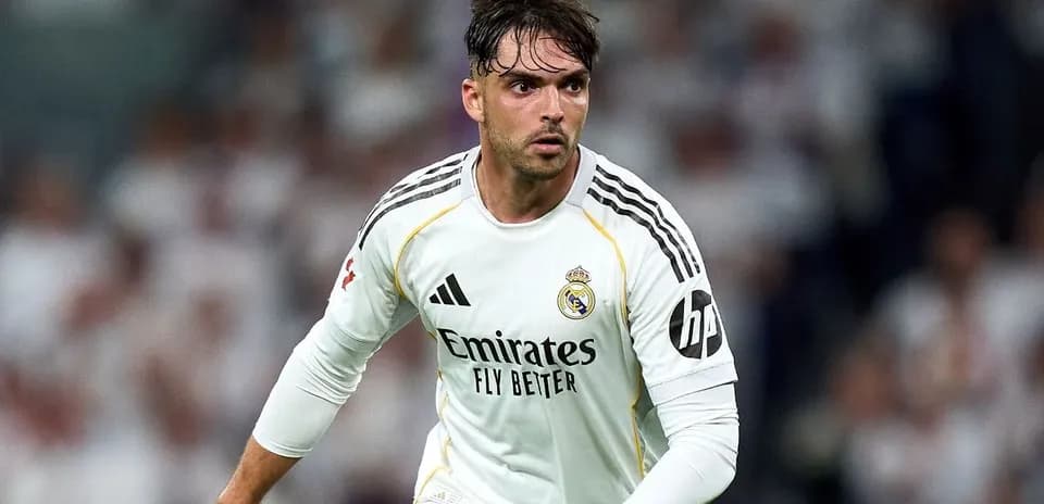 Futbolchi Real Madrid formasi bilan maydonda harakatda