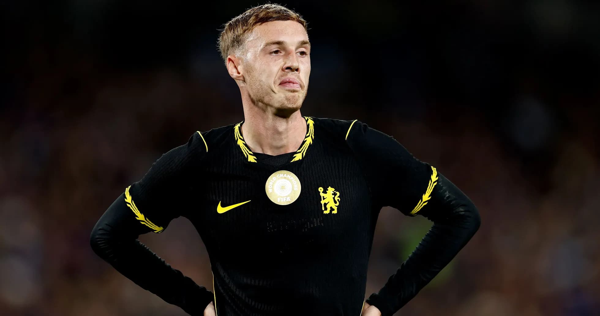 Futbolchi Chelsea formasi bilan maydonda turibdi