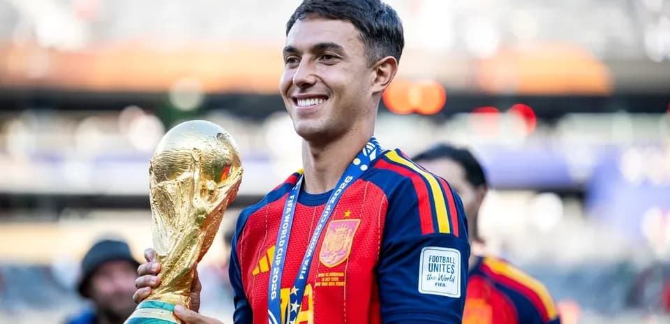 Futbolchi Jahon kubogini ushlagan yigit