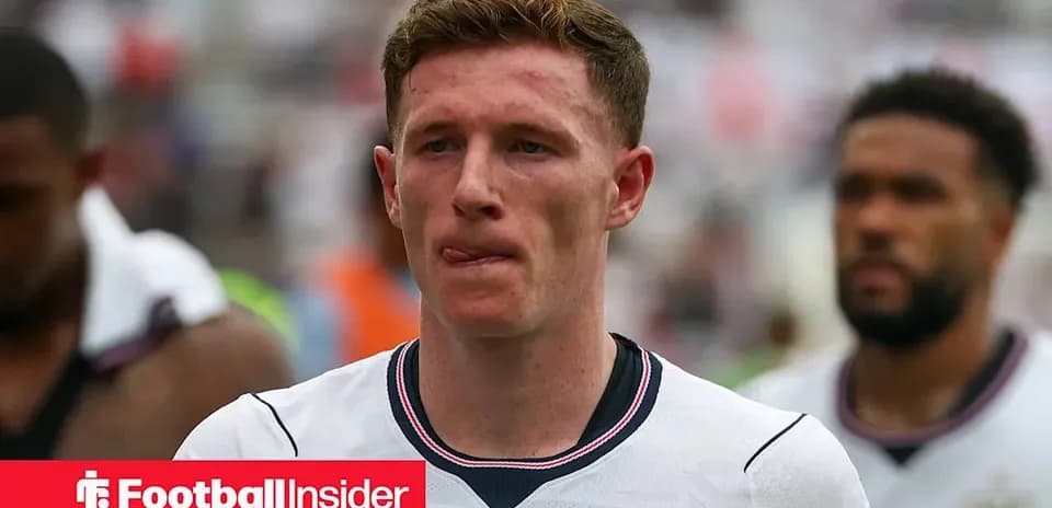 Futbolchi o'yin tugagandan keyin maydonda yurmoqda