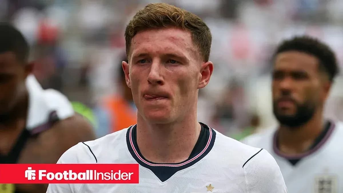 Futbolchi o'yin tugagandan keyin maydonda yurmoqda